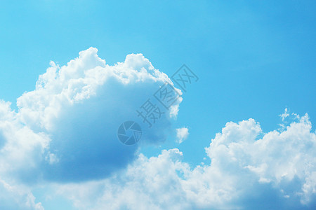 美丽的蓝天空 有云底背景 夏日亮光明亮气候蓝色环境晴天柔软度射线阳光太阳天气空气图片