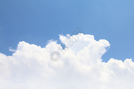 天空 天空云层清澈 蓬松的云朵在天空中美丽大气候柔软度天堂平流层风景云景蓝色阳光晴天空气图片