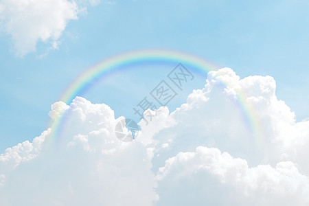 在天蓝色和云彩背景的彩虹 在天空的彩虹圆环 在天空的五颜六色的彩虹云景多云白色天堂晴天气候阳光太阳天气气氛图片