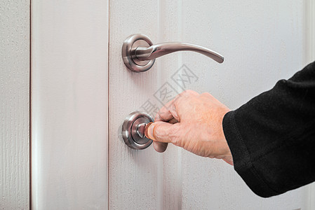 安全锁金属房间入口出口木头房子洗手间浴室白色门把手图片