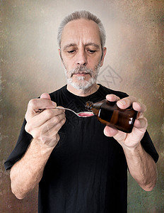 男人饮杯子治疗喉炎咽喉疾病药物勺子剂量药品糖浆老年图片