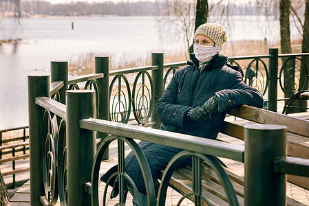 贫穷的老年妇女佩戴自制面具来保护自己fr感染安全疾病公园风险呼吸预防肺炎发烧防护图片