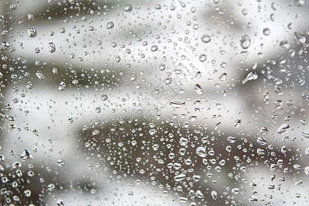 窗户上的雨滴玻璃天气液体灰色气泡水滴团体反射图片