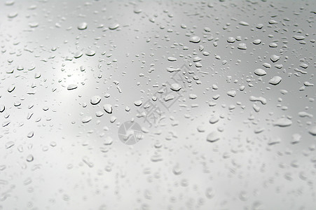 倾斜窗口的雨滴窗户团体液体水滴天气玻璃反射灰色图片