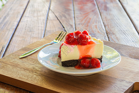 白板上的樱桃奶酪蛋糕和木桌上的金属叉浆果奶制品蛋糕糕点脆皮美味甜点水果馅饼美食图片