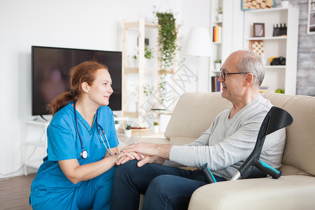 女护士与年长男子微笑和交谈的女护士医学女士护理退休保健老年卫生长老人员男人图片
