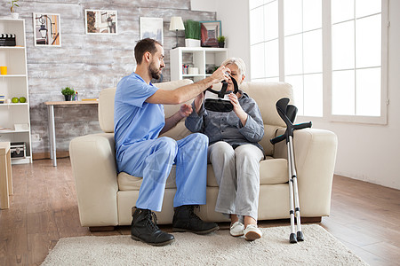 老年妇女疗养院的白种医生老人照顾者药品疾病沙发护士医疗拐杖病人诊断图片