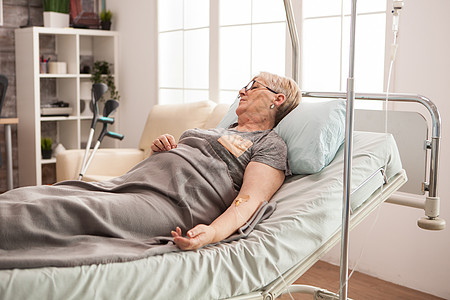 已经退休的老太婆睡在床上护士老年女性护理成人病人女士休息枕头图片