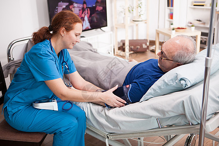 女护士检查退休男子的血压卫生健康药品男性女士疗养院保健老年病人疾病图片