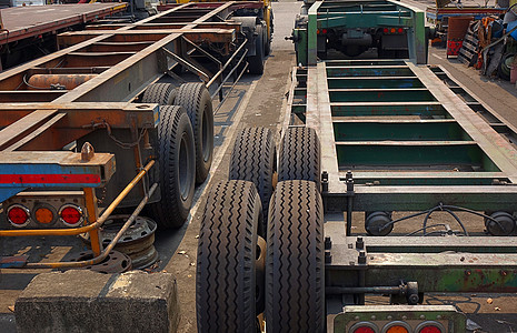 集装箱底盘拖车货物轮胎大梁电缆运输平板横梁电线轮子机壳图片