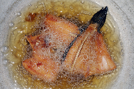热油锅炸鱼片 饮食用炸鱼 油锅炸鱼片是食物蛋白饮食健康产品木板烹饪餐厅美食午餐甜点鱼片橙子盘子图片