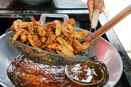 油锅加热油油炸香蕉 泰国亚裔轻松食品街的香蕉炒餐厅饮食甜点食物烹饪热带筹码蔬菜美食味道图片