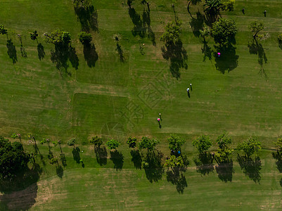 高尔夫航道无人驾驶飞机的空中最高视野照片 Lush Gre空气游戏晴天蓝天小路运动课程假期俱乐部球座图片