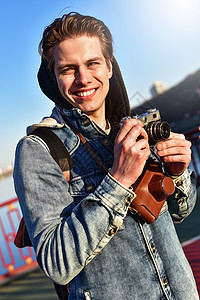 年轻快乐的男青年摄影师 用照相机拍照游客男人旅游旅行摄影照片城市男性晴天微笑图片