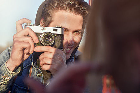 年轻快乐的男青年摄影师 用照相机拍照男性成人街道女孩照片晴天旅游男人摄影游客图片