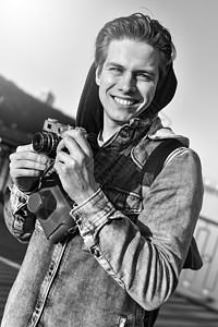 年轻快乐的男青年摄影师 用照相机拍照照片街道旅游摄影男性游客男人成人晴天情绪图片