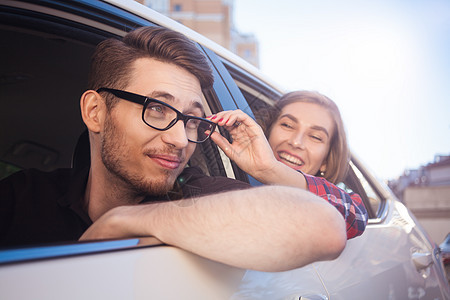 年轻夫妇在汽车中玩得开心的路上旅行车辆男性家庭座位镜头幸福运输摄影女士微笑图片