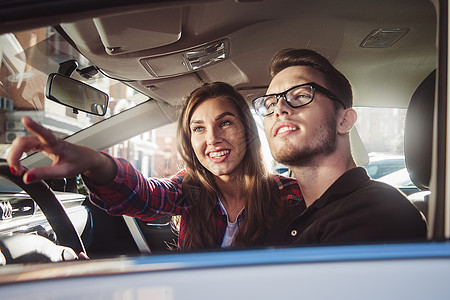 年轻夫妇在汽车中玩得开心的路上旅行镜头女士运输保险座位快乐家庭驾驶男性司机图片