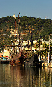 巴塞罗那韦尔港港号船和帆船图片