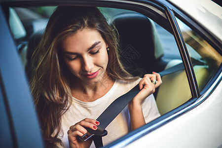 车里有魅力的女人车辆手机女士技术照片人士乘客出租车运输微笑图片