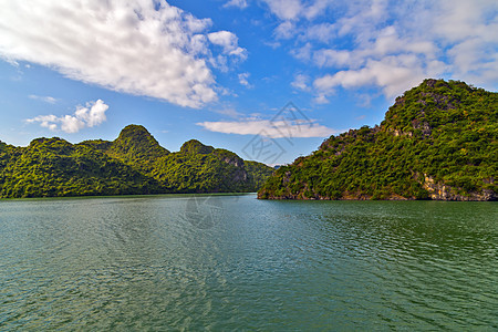 越南哈隆湾的垃圾和浮游村海景天空假期海洋遗产石头旅行石灰石巡航岩石图片