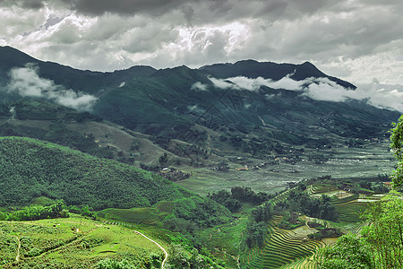 山雾在山上 早晨 山岳在山边图片