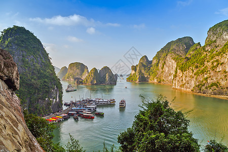 越南哈隆湾的垃圾和浮游村海景遗产地标巡航村庄石头热带悬崖游船岩石图片