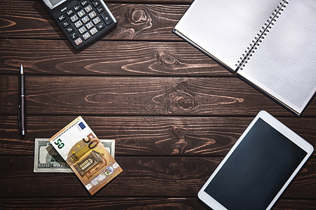 财务概念 Tablet Pc 计算器 白色背景记事本 规划个人收入 手在金钱计划的计算器上打字办公室桌面电脑药片笔记本生活电话工图片