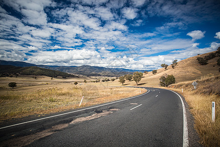 澳大利亚雪山附近的澳大利亚公路景点路标衬套乡村荒野农村沥青天空假期雪山爬坡图片