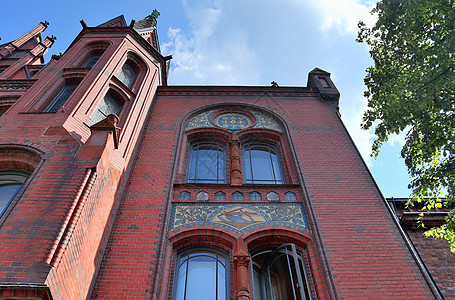 对在Neumuens发现的北部德国市政厅的详细视图晴天砖墙城市教会建筑旅行房子红砖历史性窗户图片