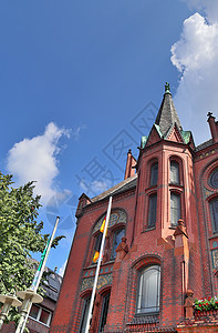 对在Neumuens发现的北部德国市政厅的详细视图窗户历史晴天房子城市大教堂红砖地标建筑蓝天图片
