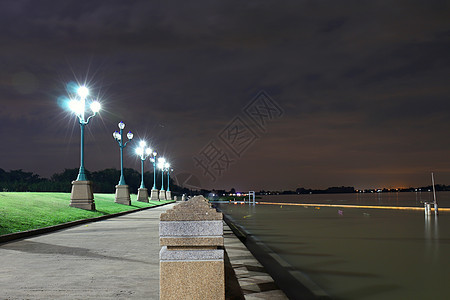 夜间公园的灯杆发光 在Riverwalk 照明 座椅 夜出风景图片
