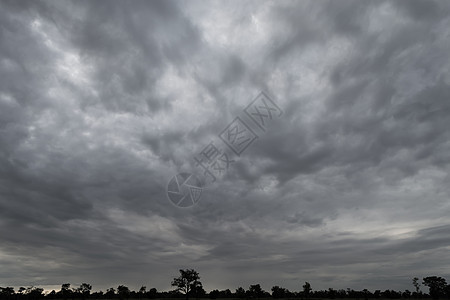 巨大的天空中的乌云暴雨天气环境力量风景气候下雨风暴季节雨云黑色图片