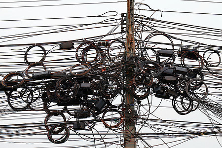 高压电带电线 白天空背景电源铁丝缠绕的电能的危险图片