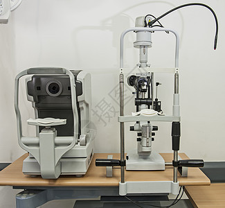 在一家眼科诊所内特写医疗设备外科眼睛考试检查咨询考场桌子护理医院医疗室图片