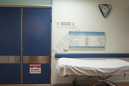 手术室外的医疗推车床单走廊诊所中心轮床医疗保险保健手术室器材图片
