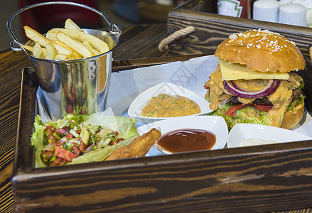 牛肉汉堡和沙拉餐餐厅芝士牛肉美食沙拉设置汉堡包子红肉桌面图片