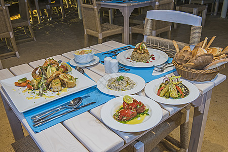 户外自选餐厅的海食餐点美食桌子营养海鲜沙拉椅子蔬菜面包奢华用餐图片