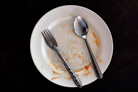 吃食物 餐盘叉子和勺子之后空空的脏菜厨房饮食白色盘子桌子烹饪投掷餐厅黑色遗迹图片