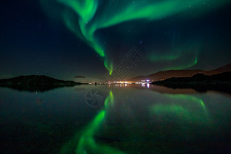 绿色的北北极光照耀着湖中山峰和北极星情调峡湾天空地磁星星异国亮度山脉旅行图片