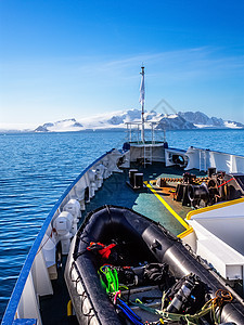 甲板上装有zodiac船 前往南极洲大陆图片