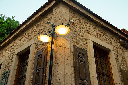 街道灯光和街上一座古老的奥斯曼时代石头屋图片