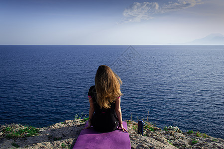 美丽的年轻快乐的孤单女孩 在地中海海中观看旅行游客孤独海洋假期支撑波浪太阳瑜伽日落图片