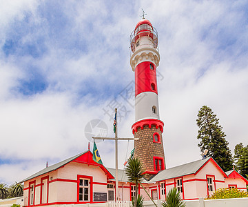 红色白漆灯塔和房屋 斯瓦科普蒙德 德国科罗尼图片