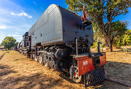 旧旧旧旧旧钢机车列车 站立在生活中的铁轨上车皮大草原蒸汽国家情调古董火车铁路运输力量图片