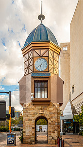纳米比亚温得和克市中心街上的时钟塔图片