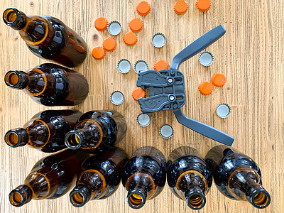 在家酿啤酒 塑料封盖装在瓶子上贴金属帽饮料工具玻璃工艺密封酿造液体补给品酿酒师软木图片