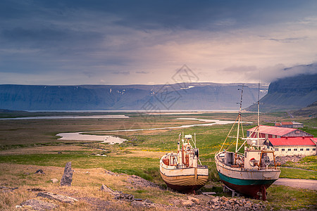 冰岛西Fjords岛West Fjords岸上的旧渔船图片