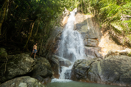 萨穆伊岛丛林中的热带秘密瀑布风景公园岩石荒野天堂情调游客冒险溪流植物图片