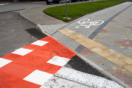 通过道路在地面上带有自行车符号的自行车道 现代城市的自行车道骑术路线旅行活动路面天空环境车道安全小路图片